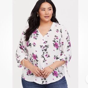 - Torrid skull White Cream 3/4 Sleeve Buttoned Blouse